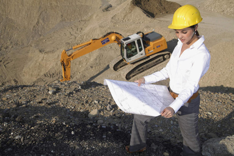 西方人,一个人,商务人士,商务女性,站,横图,俯视,室外,白天,石头,汽车,帽子,欧洲,欧洲人,仅一个年轻女性,仅一个女性,仅一个人,一堆,许多,握,阴影,堆叠,堆积,套装,光线,石子,头盔,图纸,影子,泥土,土壤,设计图,很多,拿,拿着,注视,车,阳光,安全帽,交通工具,观察,看,站着,机械,工程车,握着,观看,堆,挖掘机,察看,关注,载具,商务装,工程图,草图,蓝图,挖土机,工薪阶层,交通运输,农用机械,年轻女性,女人,女性,白种人,白领,上班族,设计,石块,岩石,站立,半身,彩图,高角度拍摄
