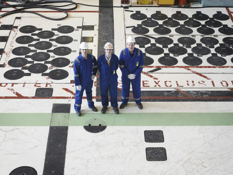 西方人,三个人,同事,工程师,建筑工人,建筑师,站,横图,俯视,室内,白天,工作服,制服,安全,成功,合作,团队,集体,信心,帽子,照明,欧洲,欧洲人,阴影,光线,头盔,影子,灯光,防护,队伍,顶灯,灯,蓝色,安全帽,手套,灯具,站着,发电厂,发电站,保护,照亮,核电站,核反应堆,核能,领导,照明设备,成就,保险,装置,合伙,领袖,保全,周全,安稳,安定,防护手套,工作制服,核电厂,反应堆,原子反应堆,平安,男人,男性,年轻男性,中年男性,白种人,技师,建筑工,建筑设计师,站立,彩图,高角度拍摄,全身,工作套服