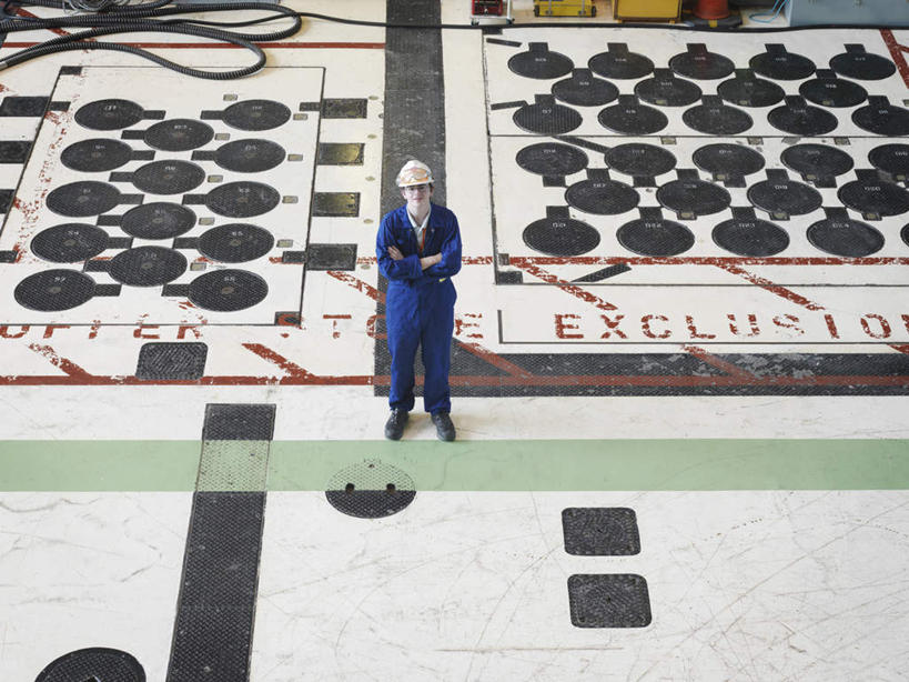 西方人,一个人,工程师,建筑工人,建筑师,站,横图,俯视,室内,白天,工作服,制服,安全,帽子,照明,欧洲,欧洲人,仅一个男性,仅一个人,阴影,光线,头盔,影子,灯光,防护,顶灯,灯,仅一个年轻男性,蓝色,安全帽,手套,灯具,站着,发电厂,发电站,保护,照亮,核电站,核反应堆,核能,照明设备,保险,装置,保全,周全,安稳,安定,防护手套,工作制服,核电厂,反应堆,原子反应堆,平安,男人,男性,年轻男性,中年男性,白种人,技师,建筑工,建筑设计师,站立,彩图,高角度拍摄,全身,工作套服