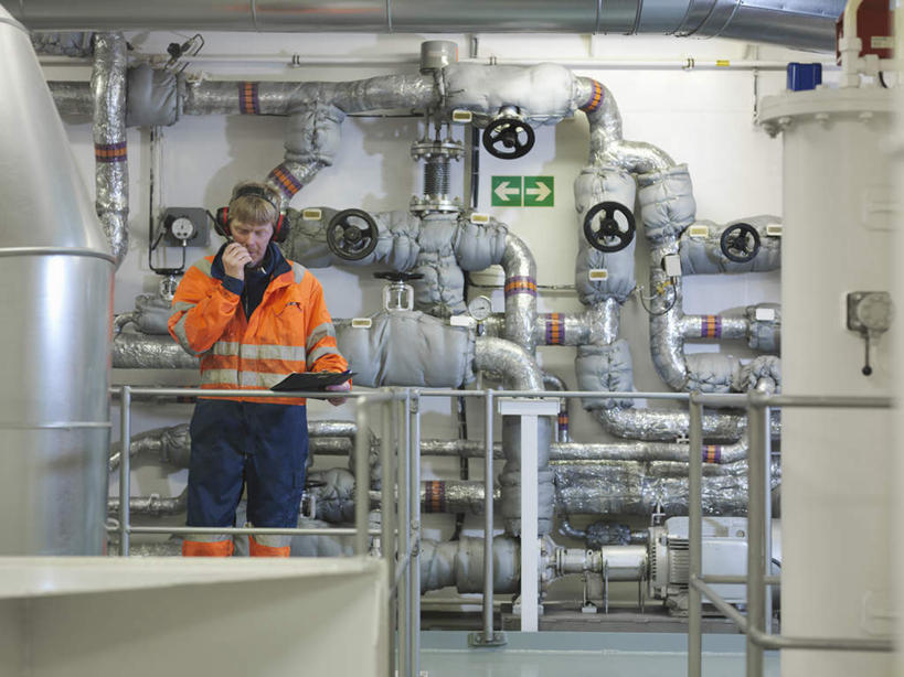 西方人,一个人,工程师,建筑工人,建筑师,栏杆,站,说,横图,室内,白天,正面,工作服,制服,讨论,通讯,客服,金属制品,欧洲,欧洲人,仅一个男性,仅一个人,握,阴影,反射,信息,金属,管子,影子,围栏,拿,话务员,拿着,管道,护栏,仅一个年轻男性,耳机,耳麦,话筒,站着,橙色,服务,握着,通信,协调,阀门,调节,麦克风,头戴式耳麦,销售,记录板,船坞,记事板,客服人员,电话销售,工作制服,接待员,稳压,交流,男人,男性,年轻男性,白种人,接线员,技师,建筑工,建筑设计师,沟通,讲话,交谈,商讨,说话,谈话,站立,彩图,全身,工作套服,截止,安全服,反光背心,反光服,反光衣,导流,分流,船厂,头戴式耳机