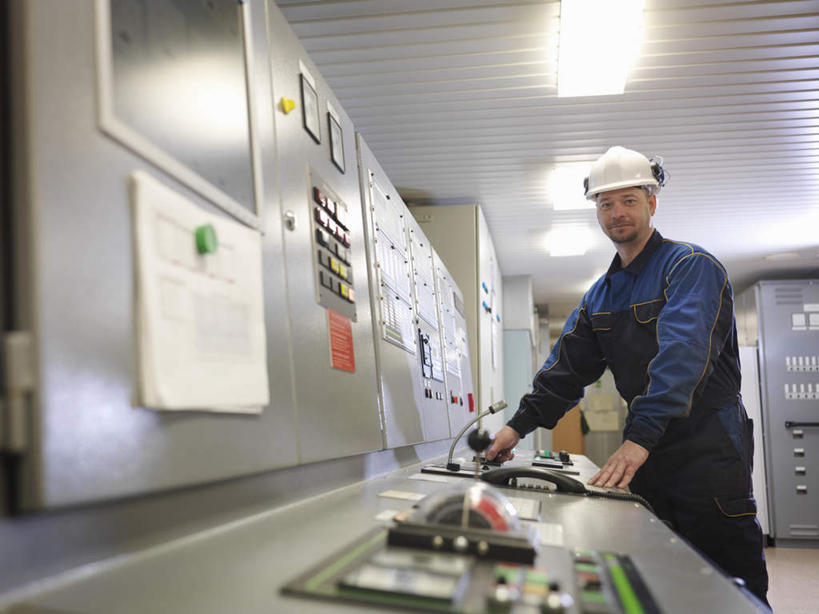 西方人,一个人,站,横图,室内,白天,侧面,工作服,制服,集体,零件,电路,帽子,金属制品,照明,欧洲,欧洲人,仅一个男性,仅一个人,仅一个中年男性,关闭,握,阴影,光线,金属,管子,头盔,影子,灯光,利益,拿,拿着,注视,管道,顶灯,开关,灯,蓝色,安全帽,按钮,灯具,打开,观察,看,站着,团体,握着,奋斗,观看,照亮,愿望,察看,组织,开启,照明设备,工作室,关注,努力,船坞,闭合,工作制服,理想,男人,男性,中年男性,白种人,站立,半身,彩图,工作套服,船厂