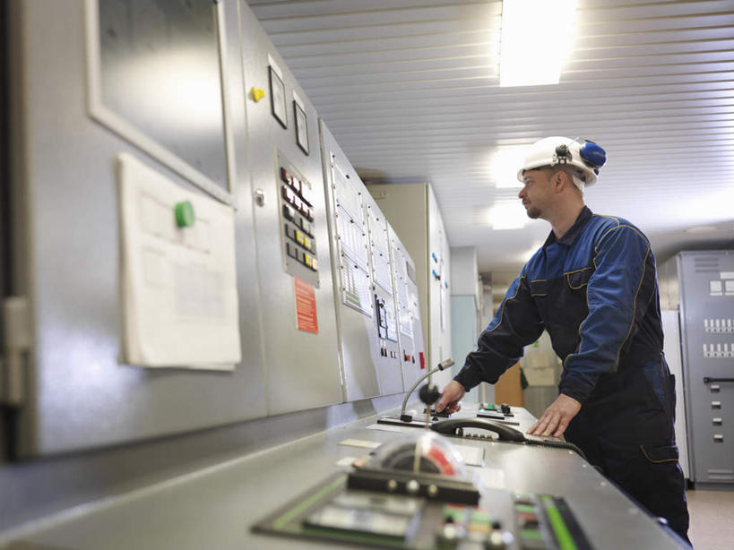 西方人,一个人,站,竖图,室内,白天,侧面,工作服,制服,集体,零件,电路,帽子,金属制品,照明,欧洲,欧洲人,仅一个男性,仅一个人,仅一个中年男性,关闭,握,阴影,光线,金属,管子,头盔,影子,灯光,利益,拿,拿着,注视,管道,顶灯,开关,灯,蓝色,安全帽,按钮,灯具,打开,观察,看,站着,团体,握着,奋斗,观看,照亮,愿望,察看,组织,开启,照明设备,工作室,关注,努力,船坞,闭合,工作制服,理想,男人,男性,中年男性,白种人,站立,半身,彩图,工作套服,船厂