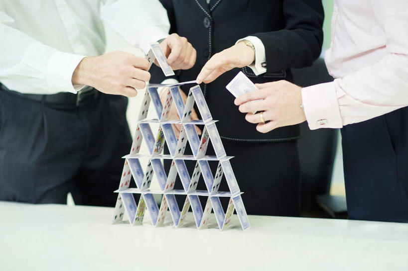 西方人,三个人,同事,商务人士,商务男性,商务女性,办公室,站,举,横图,室内,白天,正面,衬衫,游戏,赌博,贪欲,成功,合作,团队,集体,信心,竞争,桌子,扑克牌,纸牌,玩具,扑克,欧洲,欧洲人,一排,握,阴影,套装,整齐,反射,三角形,图形,影子,办公桌,几何,拿,玩,拿着,娱乐,队伍,刺激,排列,托,站着,休闲,握着,活动,领导,成就,队列,发泄,数学,消遣,智力,赌具,商务装,合伙,领袖,工薪阶层,投机,侥幸,欲望,宣泄,男人,男性,女人,女性,中年男性,中年女性,白种人,白领,上班族,举起,举手,举着,玩耍,嬉戏,向上举,向上伸,向上托,站立,半身,彩图,衬衣,房子,几何图形,纸牌房子,纸牌屋,胜负,输赢