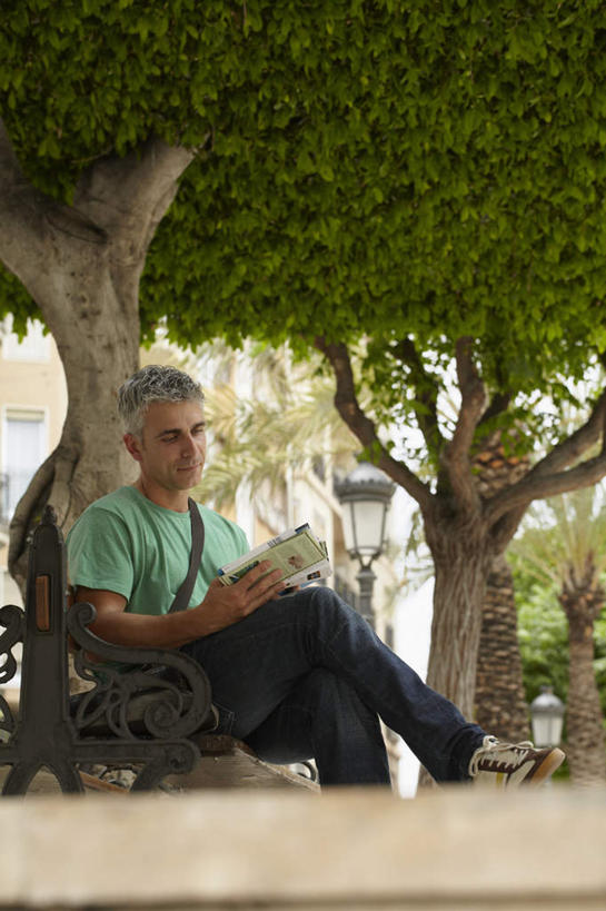 西方人,一个人,坐,竖图,室外,白天,正面,度假,阅读,美景,植物,城市风光,城市,椅子,欧洲,欧洲人,仅一个男性,仅一个人,仅一个中年男性,握,阴影,光线,影子,木椅,景观,拿,拿着,注视,娱乐,树,树木,绿色,阳光,自然,低头,观察,看,享受,休闲,景色,放松,浏览,握着,生长,成长,观看,察看,册子,关注,宣传,宣传册,美观,男人,男性,中年男性,白种人,坐着,半身,彩图
