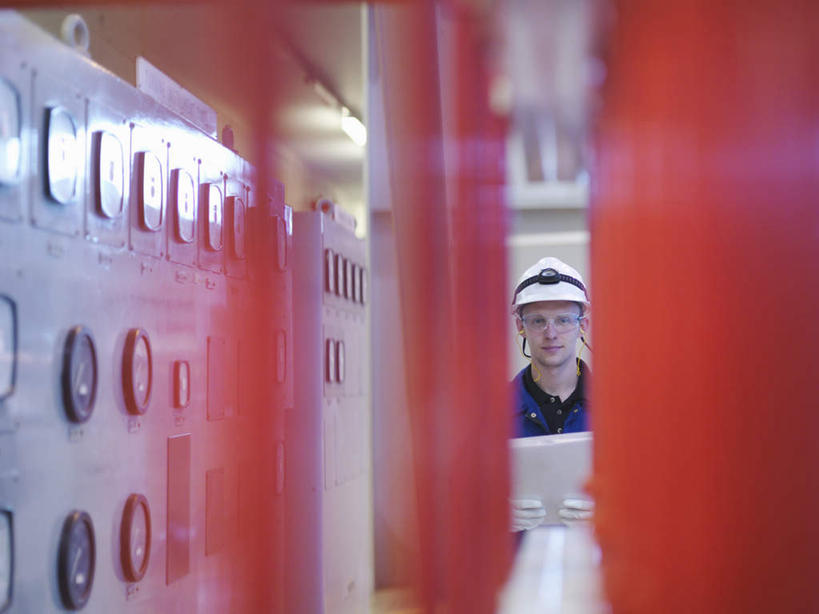 西方人,一个人,工程师,建筑工人,建筑师,站,横图,室内,白天,正面,工作服,制服,帽子,金属制品,欧洲,欧洲人,仅一个男性,仅一个人,阴影,检查,朦胧,模糊,反射,金属,管子,头盔,影子,注视,管道,仅一个年轻男性,红色,蓝色,白色,安全帽,观察,看,站着,发电厂,发电站,观看,核电站,核能,察看,关注,搜检,工作制服,查察,查抄,检察,审查,核电厂,男人,男性,年轻男性,白种人,技师,建筑工,建筑设计师,站立,半身,彩图,工作套服