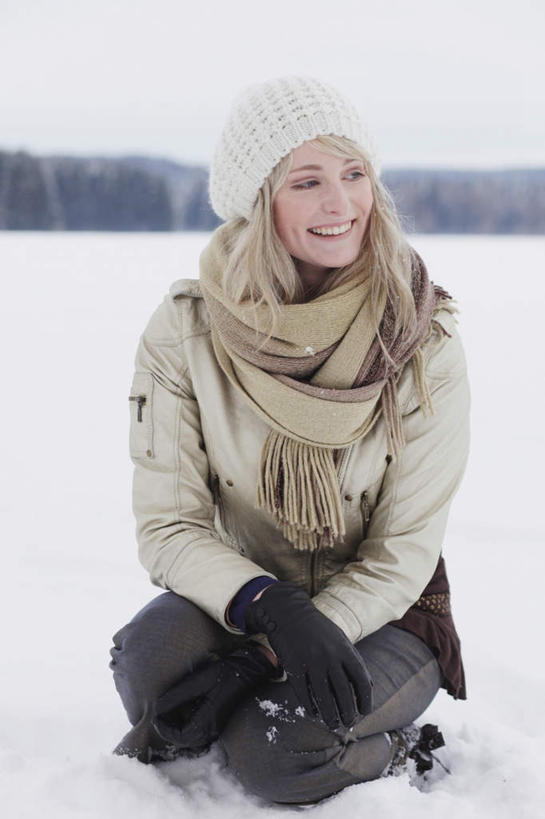 西方人,一个人,跪,笑,微笑,露齿笑,竖图,室外,白天,正面,雪,大雪,帽子,欧洲,欧洲人,仅一个年轻女性,仅一个女性,仅一个人,阴影,服装,朦胧,模糊,装饰,光线,影子,积雪,雪景,冬季,冬天,注视,衣服,白色,阳光,手套,围巾,观察,看,温暖,寒冷,服饰,围脖,观看,保暖,华丽,点缀,察看,御寒,关注,滑雪服,衬托,美观,雅致,雅观,一顶,编织帽,严寒,竞技服,旅游服,冬装,年轻女性,女人,女性,白种人,跪着,彩图,全身