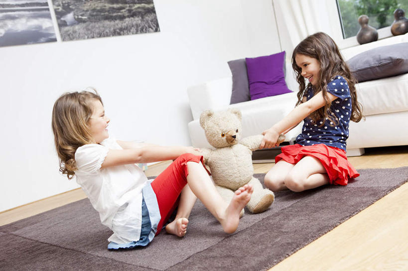 西方人,儿童,两个人,家庭,客厅,坐,跪,横图,室内,白天,侧面,游戏,纯洁,地板,地毯,沙发,熊,玩具,欧洲,欧洲人,抢,握,阴影,服装,装饰,编织,反射,玩偶,影子,手工艺品,墙,泰迪熊,织物,地面,拿,玩,拿着,休闲装,娱乐,木地板,墙壁,墙面,一个,小孩,衣服,白色,玩具熊,工艺品,休闲,温暖,温馨,一家人,休闲服,可爱,童年,童趣,益智,握着,服饰,毛绒玩具,单个,华丽,修饰,安慰,点缀,和睦,起居室,发泄,消遣,童真,烂漫,无邪,宣泄,衬托,美观,雅致,雅观,罗斯福熊,客堂,天真,女孩,女人,女性,白种人,孩子,跪着,玩耍,嬉戏,坐着,彩图,全身,融洽,女生,皮沙发