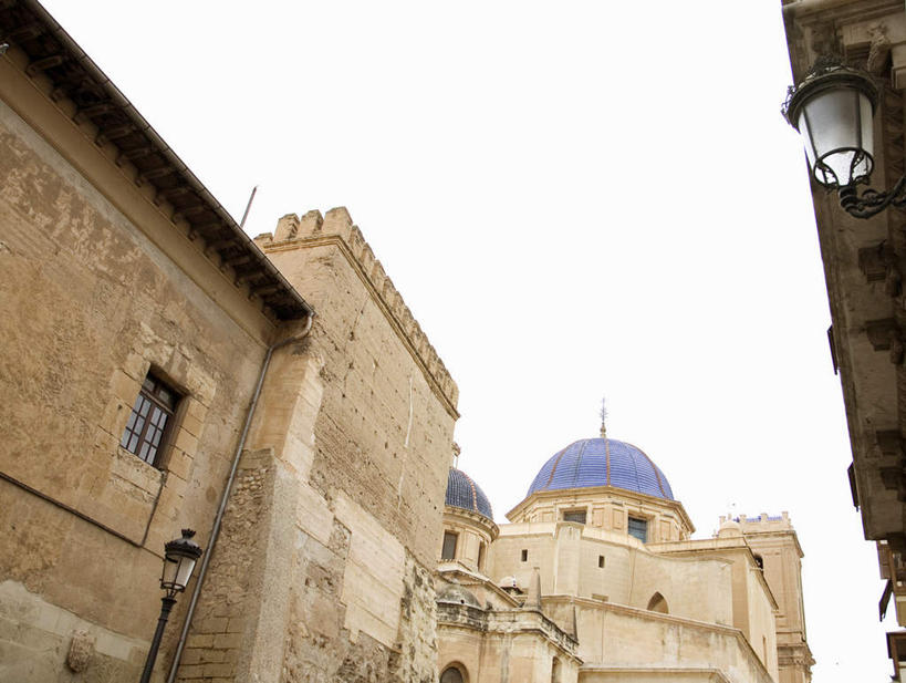 无人,教堂,横图,室外,白天,仰视,旅游,度假,标志建筑,地标,建筑,西班牙,欧洲,阴影,节日,光线,影子,文化,娱乐,建设,蓝色,蓝天,天空,阳光,天,祈祷,享受,休闲,健康,旅游胜地,放松,许愿,宗教,信仰,晴朗,纪念,祈求,南欧,信念,万里无云,西班牙王国,阿利坎特,阿利坎特省,平安,晴空,晴空万里,彩图,低角度拍摄,大教堂,礼拜堂