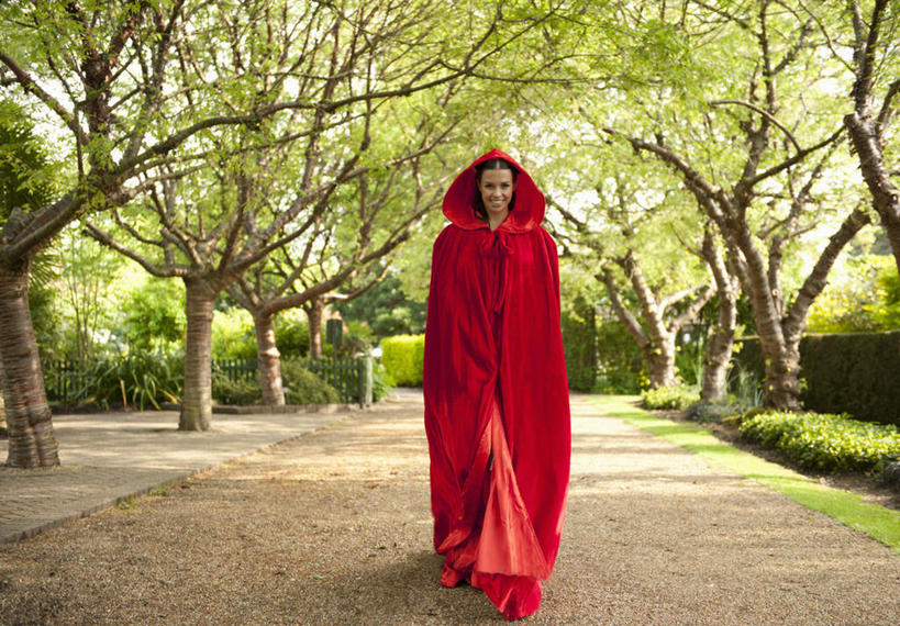 西方人,一个人,站,横图,室外,白天,正面,童话故事,植物,欧洲,欧洲人,仅一个年轻女性,仅一个女性,仅一个人,注视,树,树木,红色,绿色,自然,观察,看,站着,生长,成长,观看,察看,关注,小红帽,斗篷,大氅,大灰狼,格林童话,童话,年轻女性,女人,女性,白种人,站立,彩图,全身