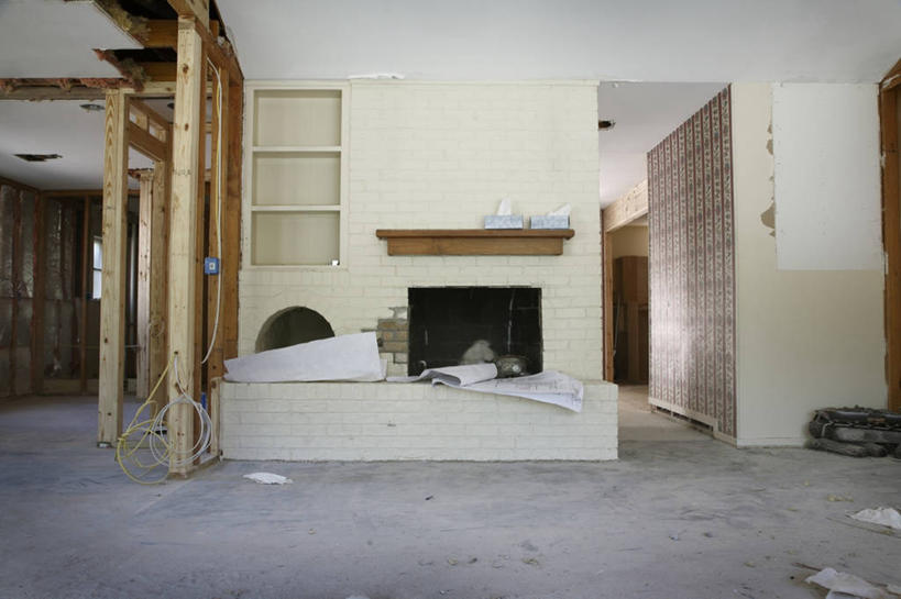 无人,横图,室内,白天,正面,建材,壁炉,柜子,天花板,建筑,电视,材料,瓷砖,地砖,木板,木材,墙,地面,凌乱,尘埃,墙壁,墙面,木柴,橱柜,液晶电视,取暖,建造,木料,灰尘,尘土,混乱,彩电,纷乱,缭乱,庞杂,电视机,彩图,取暖设备