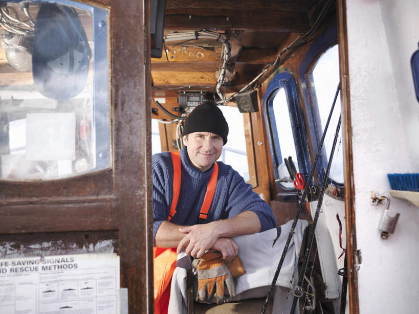 西方人,一个人,渔夫,笑,微笑,横图,室外,白天,正面,工作服,制服,安全,窗户,门,轮船,船,帽子,欧洲,欧洲人,仅一个男性,仅一个人,仅一个中年男性,握,防护,拿,拿着,注视,玻璃窗,手套,门框,交通工具,观察,看,靠,靠着,握着,观看,保护,察看,关注,载具,保险,保全,周全,安稳,安定,棉帽,防护手套,工作制服,平安,男人,男性,中年男性,白种人,捕鱼人,打鱼人,半身,彩图,工作套服