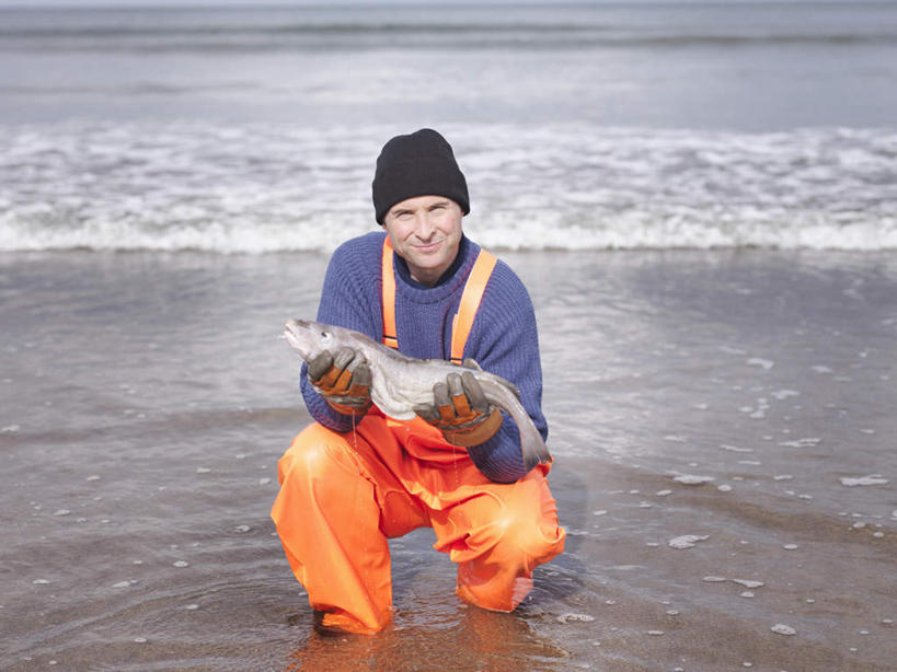 西方人,一个人,渔夫,蹲,捧,横图,室外,白天,正面,工作服,制服,海浪,海洋,沙滩,欧洲,欧洲人,仅一个男性,仅一个人,仅一个中年男性,鱼,沙子,海岸,浪花,沙地,注视,鱼类,海水,观察,看,观看,察看,关注,海景,工作制服,男人,男性,中年男性,白种人,捕鱼人,打鱼人,大海,风浪,海,海水的波动,海滩,近岸浪,涌浪,端,端着,蹲着,捧着,手捧,彩图,全身,工作套服
