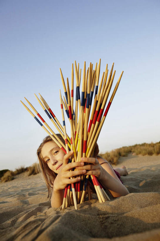 西方人,儿童,一个人,躺,竖图,室外,白天,正面,游戏,纯洁,沙滩,欧洲,欧洲人,仅一个女性,仅一个人,许多,握,服装,沙子,海岸,沙地,很多,拿,玩,拿着,注视,休闲装,娱乐,小孩,衣服,蓝色,蓝天,天空,天,观察,看,仅一个小孩,休闲,休闲服,游戏棒,可爱,童年,童趣,握着,服饰,晴朗,观看,活动,察看,发泄,关注,消遣,智力,童真,烂漫,无邪,撒棒,挑棍,万里无云,宣泄,卧着,天真,女孩,女人,女性,白种人,孩子,海滩,晴空,晴空万里,躺着,玩耍,卧,嬉戏,彩图,全身,女生