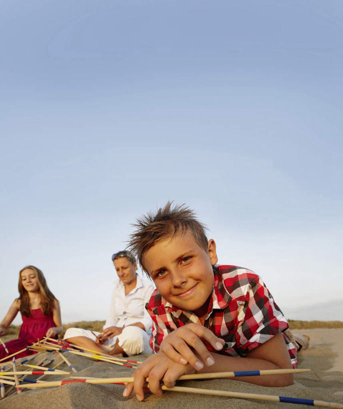 西方人,儿童,中年人,三个人,家庭,母亲,女儿,儿子,躺,笑,微笑,竖图,室外,白天,正面,游戏,纯洁,沙滩,欧洲,欧洲人,握,服装,沙子,海岸,沙地,拿,玩,拿着,注视,休闲装,娱乐,小孩,衣服,蓝色,蓝天,天空,天,观察,看,休闲,温暖,温馨,母女,母子,一家人,休闲服,游戏棒,可爱,母爱,童年,童趣,握着,服饰,晴朗,观看,活动,和睦,察看,发泄,关注,消遣,智力,童真,烂漫,无邪,撒棒,挑棍,万里无云,宣泄,卧着,天真,男孩,男人,男性,女孩,女人,女性,中年女性,白种人,孩子,海滩,晴空,晴空万里,躺着,玩耍,卧,嬉戏,半身,彩图,融洽,男生,女生