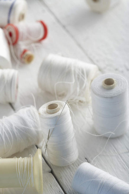 无人,竖图,俯视,室外,特写,白天,桌面,桌子,静物,许多,木制,线,很多,凌乱,针,白色,木制品,缝纫,混乱,缝衣针,针线,线轴,纷乱,缭乱,庞杂,彩图,高角度拍摄