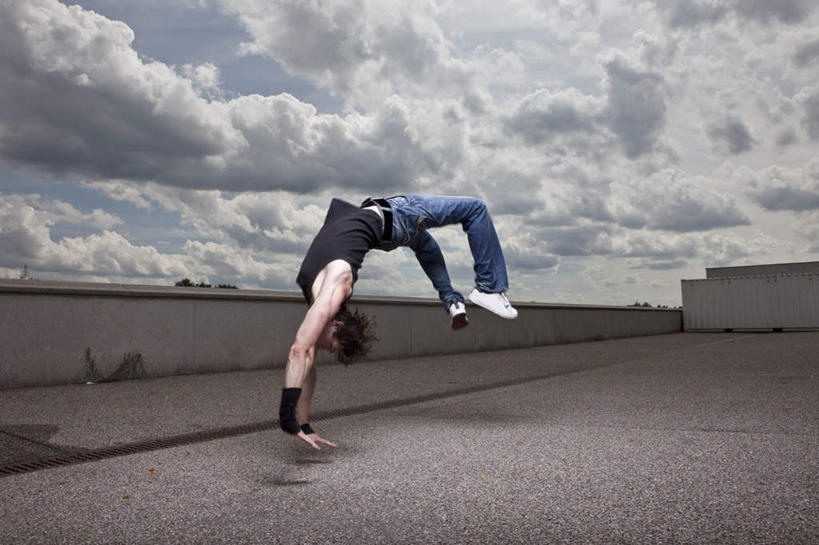 西方人,一个人,跳,横图,室外,白天,侧面,锻炼,旅游,度假,运动,欧洲,欧洲人,仅一个男性,仅一个人,翻,服装,屋顶,云,云朵,滚,云彩,顶棚,注视,休闲装,娱乐,仅一个年轻男性,衣服,蓝色,白云,蓝天,天空,天,观察,看,享受,休闲,休闲服,放松,服饰,晴朗,翻跟斗,观看,翻跟头,察看,关注,室外运动,户外运动,翻筋斗,体育,男人,男性,年轻男性,白种人,晴空,卧,彩图,全身,健身,转体