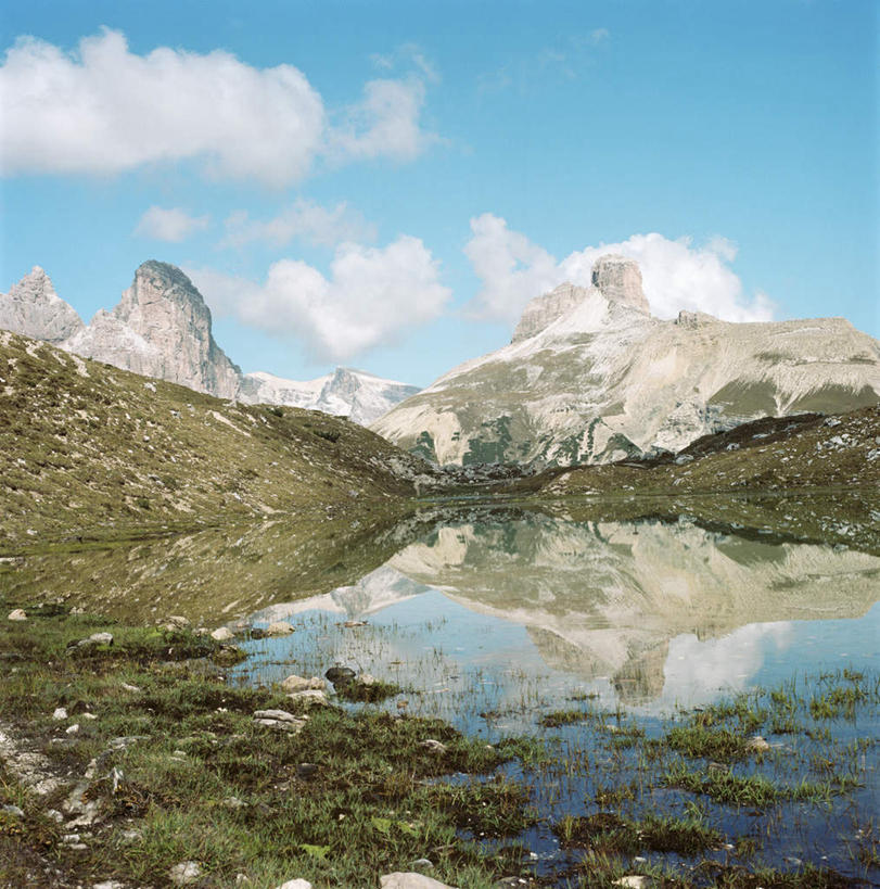 无人,竖图,室外,白天,正面,旅游,度假,湖,湖泊,石头,美景,山,山脉,水,意大利,欧洲,阿尔卑斯山,阴影,光线,石子,影子,湖面,景观,山峰,水流,水面,云,云朵,山峦,云彩,娱乐,蓝色,白云,蓝天,天空,阳光,自然,湖水,群山,天,享受,休闲,景色,放松,晴朗,南欧,自然风光,阿尔卑斯山脉,意大利共和国,威内托,威内托大区,多洛米蒂山脉,贝卢诺,贝卢诺省,石块,晴空,彩图,波尔萨诺,博尔扎诺,特伦托自治省