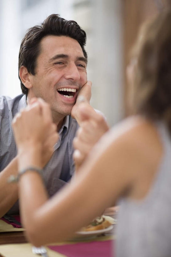 西方人,两个人,坐,笑,微笑,露齿笑,竖图,室外,白天,正面,爱情,餐桌,桌子,餐具,欧洲,欧洲人,牵,握,服装,朦胧,模糊,碟子,盘,浪漫,拿,拿着,注视,休闲装,装饰品,衣服,盘子,戒指,饰品,首饰,碟,观察,看,休闲,温暖,温馨,休闲服,恩爱,握着,恋人,服饰,餐台,观看,牵着,信物,和睦,察看,权利,关注,手饰,订亲,定婚,定亲,文定,男人,男性,女人,女性,中年男性,中年女性,白种人,情侣,坐着,半身,彩图,伴侣,融洽,订婚