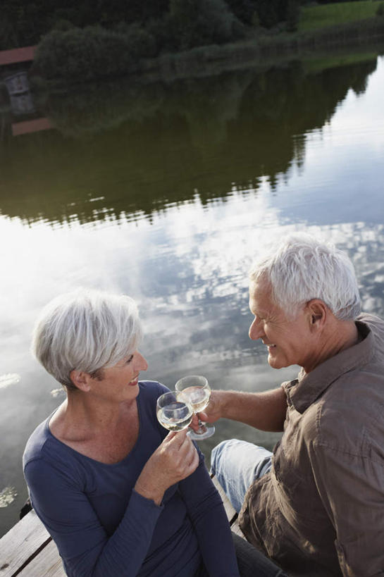 葡萄酒,西方人,老年人,两个人,家庭,夫妻,码头,坐,笑,微笑,露齿笑,竖图,俯视,室外,白天,爱情,湖,湖泊,水,植物,港口,杯子,欧洲,欧洲人,握,服装,庆祝,高脚杯,木板,湖面,水流,水面,桥,红酒杯,木桥,酒类,浪漫,拿,拿着,注视,休闲装,栈桥,玻璃制品,酒,树,树木,饮料,衣服,绿色,倒影,自然,酒杯,湖水,干杯,观察,看,碰杯,休闲,温暖,温馨,一家人,休闲服,恩爱,交际,友好,握着,恋人,服饰,生长,成长,观看,人行桥,木板桥,庆贺,和睦,察看,倒映,葡萄酒杯,关注,礼仪,敬酒,劝酒,反照,老年男性,老年女性,男人,男性,女人,女性,白种人,夫妇,情侣,玻璃杯,坐着,半身,彩图,高角度拍摄,摆渡口,埠头,渡口,渡头,港湾,海港,货运码头,口岸,商港,伴侣,融洽