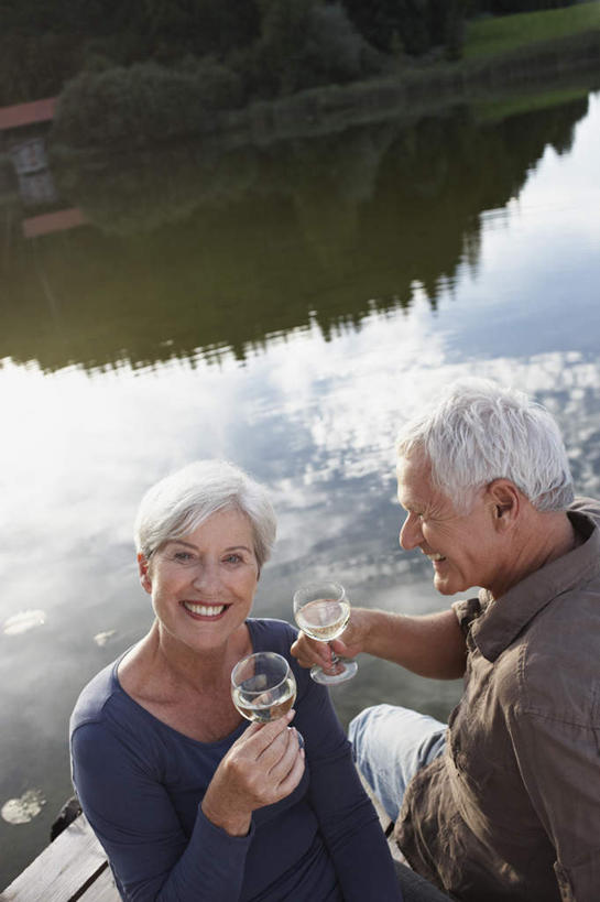 葡萄酒,西方人,老年人,两个人,家庭,夫妻,码头,坐,笑,微笑,露齿笑,竖图,俯视,室外,白天,爱情,湖,湖泊,水,植物,港口,杯子,欧洲,欧洲人,握,服装,庆祝,高脚杯,木板,湖面,水流,水面,桥,红酒杯,木桥,酒类,浪漫,拿,拿着,注视,休闲装,栈桥,玻璃制品,酒,树,树木,饮料,衣服,绿色,倒影,自然,酒杯,湖水,干杯,看,碰杯,休闲,温暖,温馨,一家人,休闲服,恩爱,交际,友好,握着,恋人,服饰,生长,成长,人行桥,木板桥,庆贺,和睦,倒映,葡萄酒杯,关注,礼仪,敬酒,劝酒,反照,老年男性,老年女性,男人,男性,女人,女性,白种人,夫妇,情侣,玻璃杯,抬头,仰头,坐着,半身,彩图,高角度拍摄,摆渡口,埠头,渡口,渡头,港湾,海港,货运码头,口岸,商港,伴侣,融洽