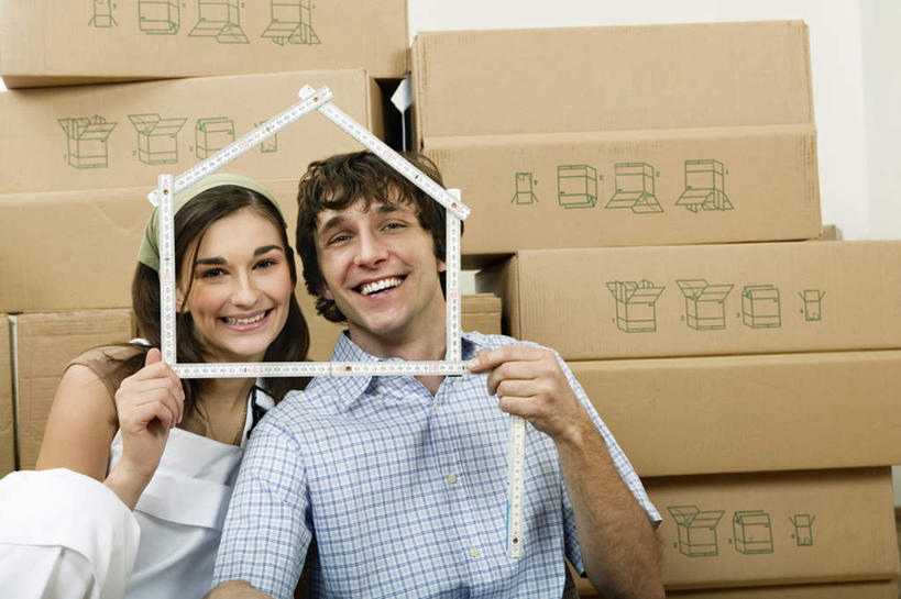 西方人,两个人,家庭,夫妻,站,笑,微笑,露齿笑,横图,室内,白天,正面,爱情,欧洲,欧洲人,一堆,许多,握,堆叠,堆积,服装,测量,包装,纸箱,刻度,很多,浪漫,拿,拿着,注视,休闲装,衣服,尺,容器,箱子,观察,看,站着,休闲,温暖,温馨,一家人,休闲服,恩爱,握着,恋人,服饰,观看,堆,测量工具,尺子,和睦,察看,衡量,绘图,关注,纸板箱,折尺,比例,测绘,包装箱,量具,量仪,标度,男人,男性,年轻男性,年轻女性,女人,女性,白种人,年轻人,夫妇,情侣,站立,半身,彩图,伴侣,融洽