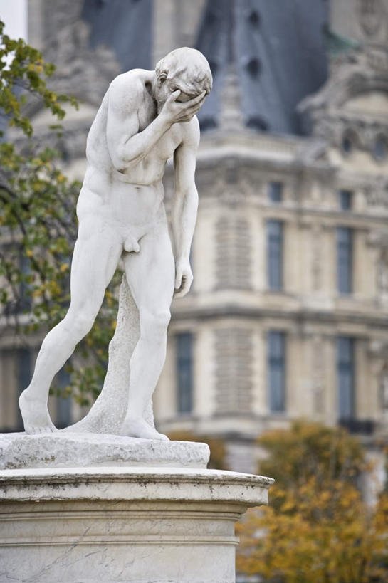 一个人,无人,站,举,竖图,室外,白天,正面,植物,雕塑,法国,巴黎,欧洲,仅一个男性,仅一个人,阴影,朦胧,模糊,艺术,装饰,光线,雕刻,雕像,影子,首都,注视,石雕,树,树木,仅一个年轻男性,绿色,阳光,自然,工艺品,低头,观察,看,托,站着,生长,成长,观看,纪念,美术,察看,关注,主题,陈列,法兰西共和国,杜乐丽花园,功能,美学,法兰西第五共和国,男人,男性,年轻男性,举起,举手,举着,向上举,向上伸,向上托,站立,彩图,全身