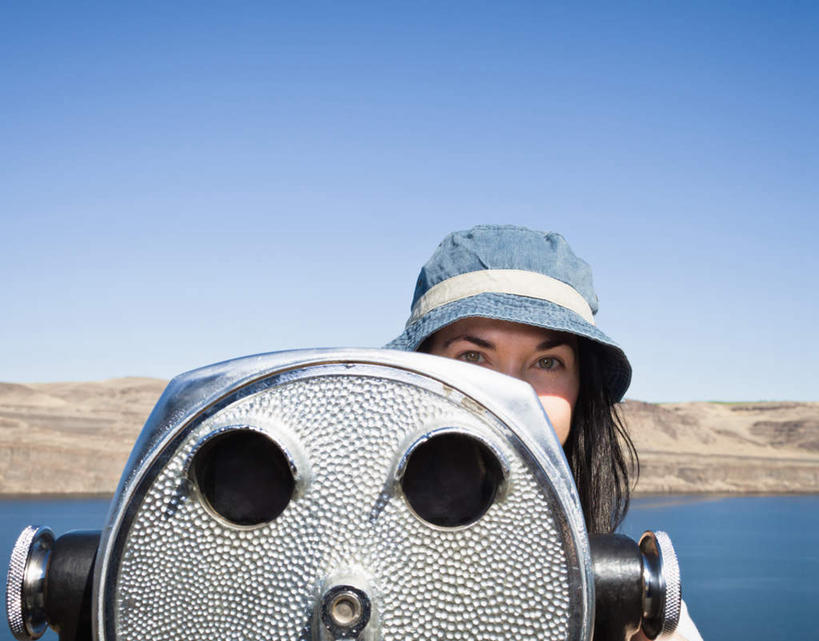 西方人,一个人,站,横图,室外,白天,正面,仪器,科技,湖,湖泊,美景,山,山脉,水,帽子,欧洲,欧洲人,仅一个女性,仅一个人,躲藏,眺望,阴影,服装,检查,研究,反射,分析,光线,科学,望远镜,影子,湖面,景观,山峰,水流,水面,山峦,注视,休闲装,一个,衣服,蓝色,蓝天,天空,阳光,自然,遮阳帽,湖水,群山,天,观察,看,站着,仅一个中年女性,休闲,休闲服,景色,清晰,探索,服饰,放大,晴朗,单个,观看,仔细,科研,察看,科学技术,隐藏,瞭望,聚焦,关注,自然风光,远视镜,瞭望镜,万里无云,光学,清楚,一顶,潜藏,女人,女性,中年女性,白种人,晴空,晴空万里,站立,半身,彩图,光学仪器,千里镜