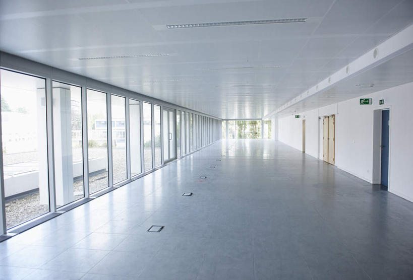 无人,办公室,横图,室内,白天,正面,窗户,落地窗,门,天花板,比利时,欧洲,阴影,反射,影子,墙,走道,走廊,过道,地面,首都,玻璃窗,墙壁,墙面,白色,门框,西欧,布鲁塞尔,比利时王国,彩图