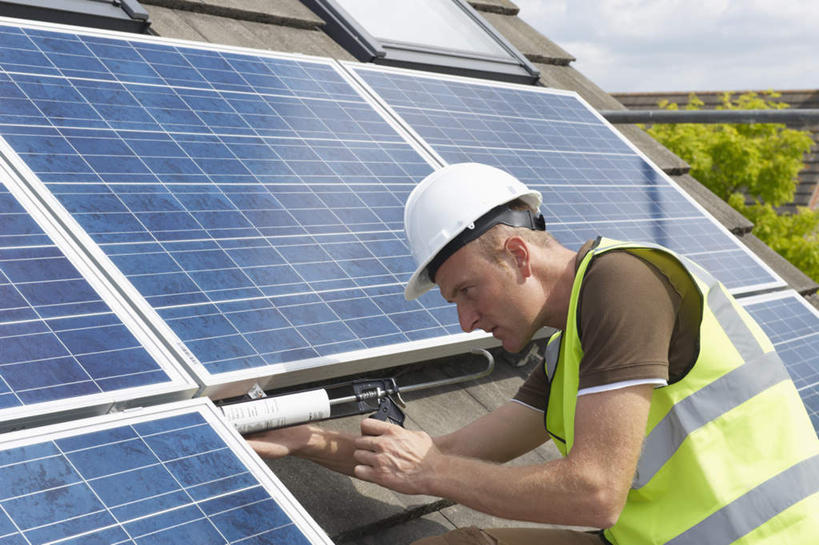 西方人,一个人,站,横图,室外,白天,侧面,工作服,制服,太阳能,帽子,欧洲,欧洲人,仅一个男性,仅一个人,仅一个中年男性,握,阴影,环保,光线,头盔,影子,拿,拿着,注视,阳光,安全帽,观察,看,站着,握着,能源,观看,存储,回收,资源,察看,储存,关注,利用,低碳,循环,工作制服,持续,太阳能电池板,男人,男性,中年男性,白种人,站立,半身,彩图,工作套服,安全服,反光背心,反光服,反光衣
