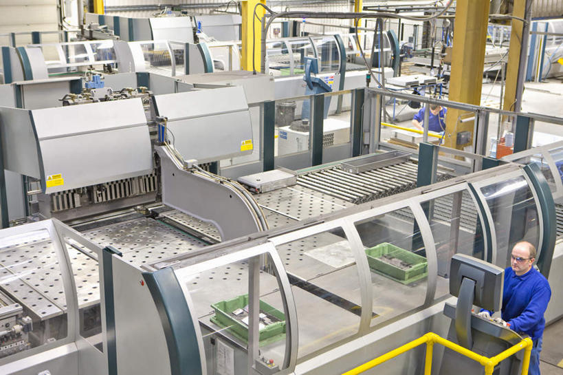 西方人,一个人,机修工,工厂,站,横图,俯视,室内,白天,工作服,制服,机器,显示器,欧洲,欧洲人,仅一个男性,仅一个人,仅一个中年男性,屏幕,注视,显示屏,工人,观察,看,站着,机械,观看,操纵,察看,操作,关注,驾驭,利用,输出设备,把持,支配,工作制服,男人,男性,中年男性,白种人,机械师,机修工人,站立,半身,彩图,高角度拍摄,工作套服,工地,制造厂