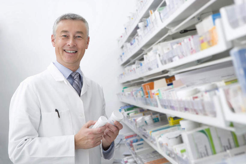 西方人,一个人,药剂师,站,笑,微笑,露齿笑,横图,室内,白天,正面,安全,柜子,欧洲,欧洲人,仅一个男性,仅一个人,仅一个中年男性,一排,许多,握,整齐,药剂,药瓶,纸盒,防护,拿,拿着,注视,盒子,排列,白色,包装盒,药品,橱柜,观察,看,站着,治疗,握着,药房,观看,保护,药物,察看,医疗,白大褂,队列,关注,保险,预防,平安,男人,男性,中年男性,白种人,配药师,站立,半身,彩图