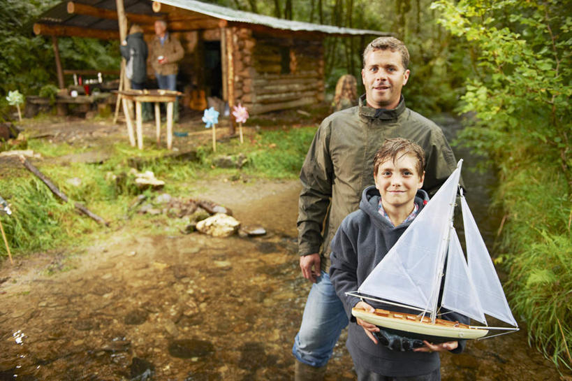 西方人,儿童,中年人,两个人,家庭,父亲,儿子,家,木屋,站,笑,微笑,横图,室外,白天,正面,纯洁,草地,草坪,河流,石头,水,植物,欧洲,欧洲人,握,服装,裤子,石子,河水,水流,拿,拿着,注视,牛仔裤,休闲装,住宅,草,小孩,衣服,绿色,模型,观察,看,站着,休闲,温暖,温馨,父子,一家人,休闲服,鹅卵石,父爱,可爱,童年,童趣,握着,服饰,观看,和睦,察看,关注,航模,按摩石,童真,烂漫,无邪,天真,男孩,男人,男性,中年男性,白种人,孩子,石块,站立,半身,彩图,茅舍,茅屋,棚屋,小木屋,小屋,融洽,男生