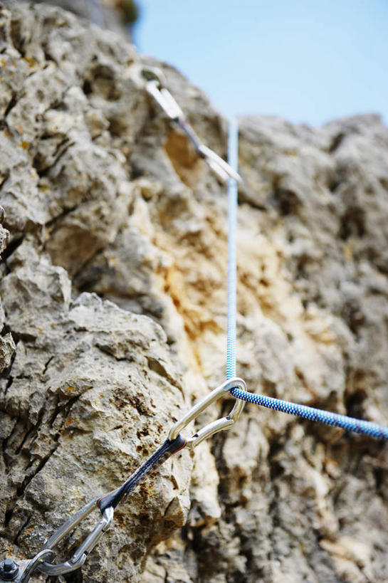 无人,竖图,室外,特写,白天,仰视,山,金属制品,连接,阴影,组合,朦胧,模糊,光线,金属,影子,山峰,悬崖,山峦,蓝色,蓝天,天空,阳光,绳子,天,晴朗,绳索,链接,紧固,拼接,拼凑,万里无云,拼合,凑集,聚合,撮合,链结,牢固,绝壁,晴空,晴空万里,彩图,低角度拍摄,登山绳,钢环,首绳,提升钢丝绳,提升绳,岩钉钢环,主绳