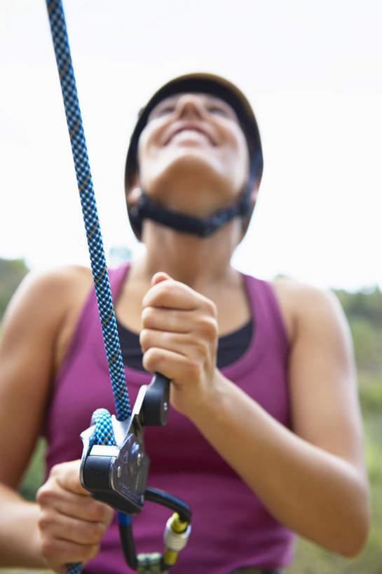 西方人,一个人,站,笑,微笑,露齿笑,竖图,室外,白天,仰视,山,帽子,金属制品,欧洲,欧洲人,仅一个年轻女性,仅一个女性,仅一个人,连接,握,组合,服装,金属,背心,头盔,山峰,山峦,注视,衣服,红色,天空,安全帽,绳子,天,看,站着,握着,服饰,绳索,链接,紧固,衣着,穿着,关注,拼接,拼凑,拼合,凑集,聚合,撮合,链结,牢固,衣饰,年轻女性,女人,女性,白种人,抬头,仰头,站立,半身,彩图,低角度拍摄,登山绳,钢环,首绳,提升钢丝绳,提升绳,岩钉钢环,主绳