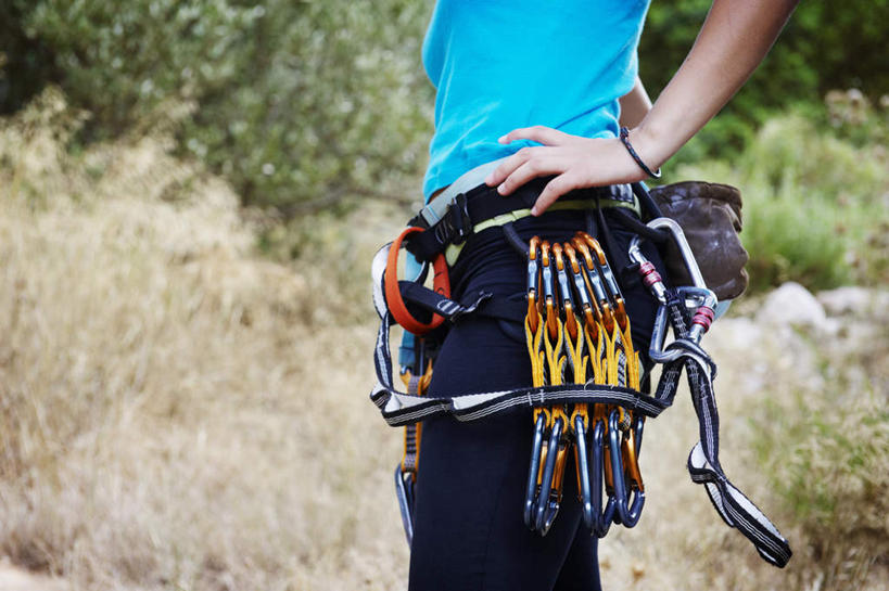 西方人,一个人,站,横图,室外,白天,侧面,草地,草坪,植物,金属制品,欧洲,欧洲人,仅一个年轻女性,仅一个女性,仅一个人,连接,组合,服装,朦胧,模糊,金属,背心,手叉腰,草,树,树木,衣服,蓝色,绿色,自然,绳子,叉腰,站着,服饰,生长,成长,绳索,链接,双手叉腰,紧固,衣着,穿着,拼接,拼凑,拼合,凑集,聚合,撮合,链结,牢固,衣饰,年轻女性,女人,女性,白种人,站立,半身,彩图,登山绳,钢环,首绳,提升钢丝绳,提升绳,岩钉钢环,主绳