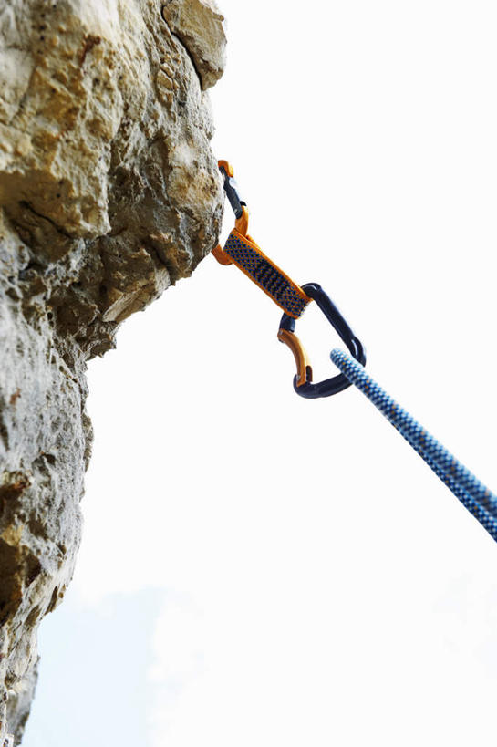 无人,竖图,室外,特写,白天,仰视,山,金属制品,连接,组合,金属,山峰,悬崖,山峦,天空,绳子,天,绳索,链接,紧固,拼接,拼凑,拼合,凑集,聚合,撮合,链结,牢固,绝壁,彩图,低角度拍摄,登山绳,钢环,首绳,提升钢丝绳,提升绳,岩钉钢环,主绳