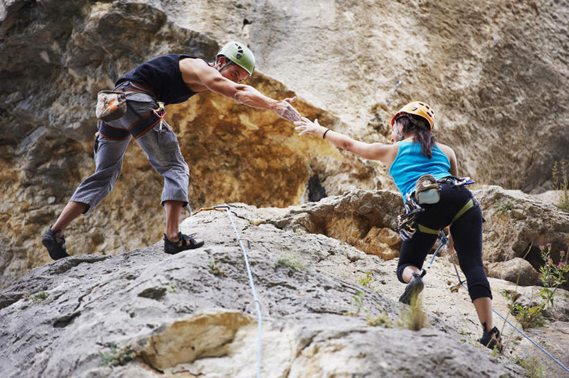 西方人,两个人,伙伴,朋友,站,攀登,横图,室外,白天,仰视,锻炼,旅游,度假,探险,友谊,运动,合作,团队,攀岩,山,帽子,金属制品,欧洲,欧洲人,连接,握,组合,服装,传递,金属,背心,头盔,山峰,悬崖,山峦,拿,拿着,娱乐,极限运动,衣服,蓝色,黑色,安全帽,绳子,站着,享受,休闲,爬,放松,战略,握着,服饰,绳索,链接,紧固,衣着,穿着,拼接,室外运动,拼凑,户外运动,拼合,凑集,聚合,撮合,链结,牢固,联合,合谋,绝壁,衣饰,冒险,配合,体育,协作,男人,男性,年轻女性,女人,女性,中年男性,白种人,登山,攀爬,站立,彩图,低角度拍摄,全身,健身,登山绳,钢环,首绳,提升钢丝绳,提升绳,岩钉钢环,主绳