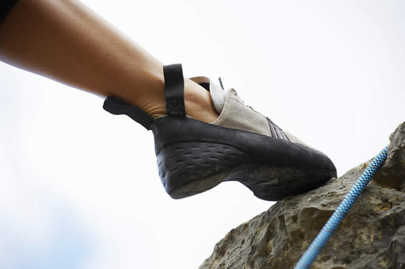 西方人,腿部,腿,一个人,攀登,横图,室外,特写,白天,仰视,运动鞋,锻炼,旅游,度假,探险,运动,攀岩,石头,鞋子,欧洲,欧洲人,仅一个年轻女性,仅一个女性,仅一个人,伸展,阴影,光线,石子,影子,云,云朵,云彩,娱乐,极限运动,蓝色,白云,蓝天,天空,阳光,绳子,天,享受,休闲,爬,放松,伸直,晴朗,休闲鞋,绳索,室外运动,登山鞋,户外运动,冒险,体育,年轻女性,女人,女性,白种人,石块,岩石,晴空,登山,攀爬,半身,彩图,低角度拍摄,健身