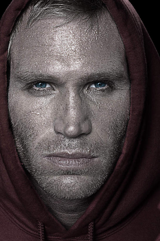 西方人,脸,头,脸颊,一个人,站,竖图,室内,特写,白天,正面,欧洲,欧洲人,仅一个男性,仅一个人,仅一个中年男性,黑色背景,服装,注视,休闲装,衣服,红色,观察,看,站着,休闲,疲倦,休闲服,连帽衫,摄影,服饰,影棚,汗水,观看,察看,疲劳,疲惫,关注,失落,帽衫,疲乏,男人,男性,中年男性,白种人,头部,脸部,脸蛋,面部,站立,半身,彩图,影棚拍摄,拍摄