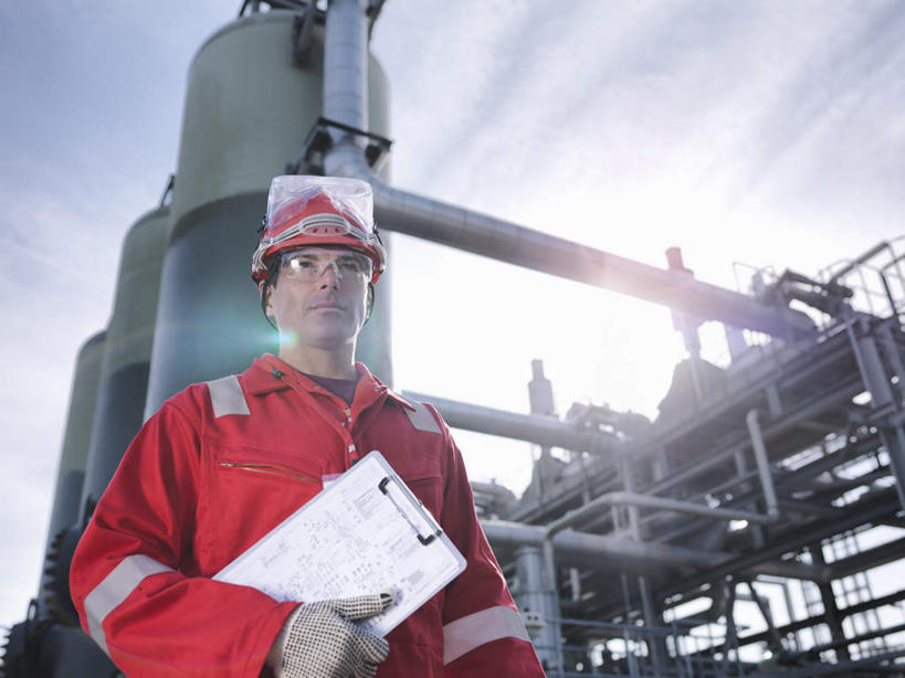 西方人,一个人,工厂,站,横图,室外,白天,仰视,工作服,制服,安全,帽子,欧洲,欧洲人,仅一个男性,仅一个人,仅一个中年男性,握,阴影,光线,头盔,眼镜,影子,云,云朵,防护,拿,云彩,拿着,注视,管道,红色,蓝色,白云,蓝天,天空,阳光,安全帽,手套,天,观察,看,站着,握着,晴朗,观看,天然气,保护,察看,关注,保险,记录板,近视眼镜,记事板,保全,周全,安稳,安定,防护手套,有机物,工作制服,甲烷,无色,无味,可燃冰,沼气,平安,男人,男性,中年男性,白种人,晴空,站立,半身,彩图,低角度拍摄,工作套服,工地,制造厂