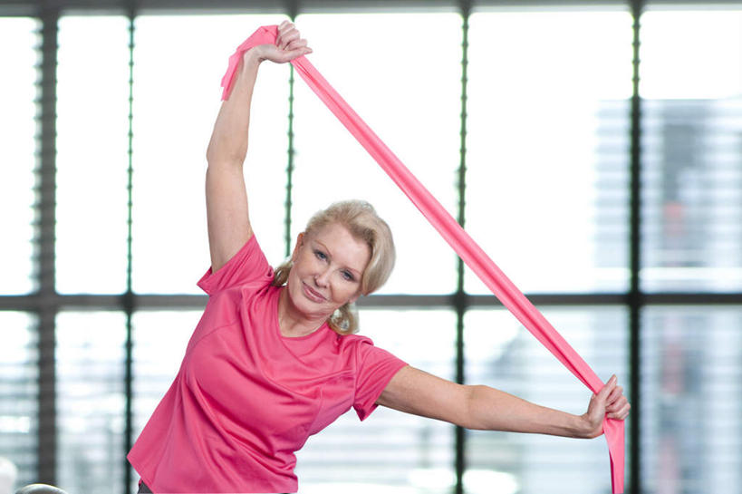 西方人,一个人,健身房,站,伸展双臂,笑,微笑,横图,室内,白天,正面,T恤衫,锻炼,运动,窗户,欧洲,欧洲人,仅一个女性,仅一个人,弯腰,握,服装,拿,T恤,拿着,注视,休闲装,运动器械,玻璃窗,衣服,红色,观察,看,站着,休闲,休闲服,健身器械,握着,服饰,仅一个老年女性,观看,察看,关注,健身器材,阻力带,弯身,体育,老年女性,女人,女性,白种人,敞开双臂,伸开双臂,展开双肩,站立,张开手臂,张开双臂,半身,彩图,健身,健身馆,运动器材