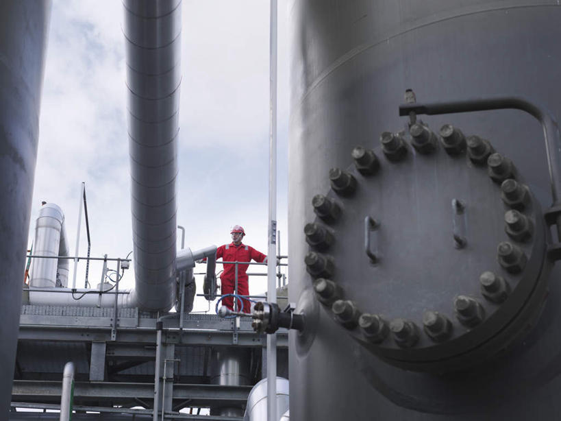 西方人,一个人,工程师,建筑工人,建筑师,工厂,站,横图,室外,白天,仰视,工作服,制服,帽子,欧洲,欧洲人,仅一个男性,仅一个人,仅一个中年男性,阴影,光线,头盔,影子,云,云朵,云彩,注视,管道,红色,蓝色,白云,蓝天,天空,阳光,安全帽,天,观察,看,站着,晴朗,观看,天然气,察看,关注,有机物,工作制服,甲烷,无色,无味,可燃冰,沼气,男人,男性,中年男性,白种人,晴空,技师,建筑工,建筑设计师,站立,彩图,低角度拍摄,全身,工作套服,工地,制造厂