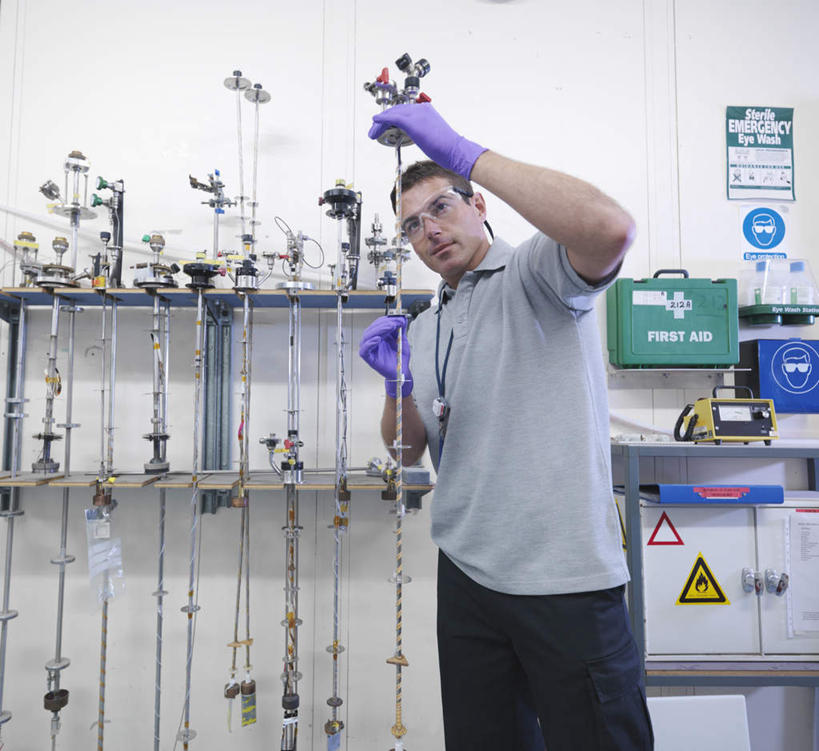 西方人,一个人,科学家,站,举,横图,室内,白天,正面,T恤衫,安全,柜子,欧洲,欧洲人,仅一个男性,仅一个人,仅一个中年男性,握,服装,检查,工作,墙,实验室,研究室,防护,拿,T恤,拿着,注视,休闲装,墙壁,墙面,衣服,紫色,灰色,手套,橱柜,观察,看,托,站着,休闲,休闲服,握着,服饰,观看,保护,察看,科研人员,关注,保险,研究者,试验室,实验器材,科学研究者,保全,周全,安稳,安定,防护手套,实验设备,平安,男人,男性,中年男性,白种人,科学工作者,举起,举手,举着,向上举,向上伸,向上托,站立,半身,彩图