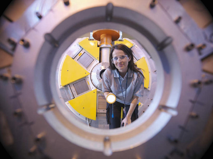 西方人,一个人,科学家,站,笑,微笑,横图,室内,白天,正面,衬衫,安全,照明,欧洲,欧洲人,仅一个女性,仅一个人,弯腰,握,检查,工作,圆形,眼镜,实验室,研究室,灯光,防护,拿,拿着,注视,设备,灯,观察,看,站着,仅一个中年女性,握着,观看,护目镜,保护,照亮,察看,科研人员,照明设备,关注,环形,保险,研究者,手电筒,装置,电筒,手电,试验室,实验器材,科学研究者,保全,周全,安稳,安定,弯身,安全防护眼镜,粒子加速器,加速器,实验设备,平安,女人,女性,中年女性,白种人,科学工作者,站立,半身,彩图,衬衣,加速,防护眼镜