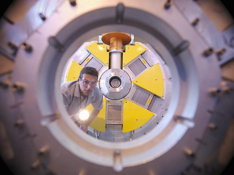 西方人,一个人,工程师,建筑工人,建筑师,站,横图,室内,白天,正面,衬衫,欧洲,欧洲人,仅一个男性,仅一个人,仅一个中年男性,弯腰,检查,工作,圆形,实验室,研究室,注视,设备,观察,看,站着,观看,察看,关注,环形,装置,试验室,实验器材,弯身,粒子加速器,加速器,实验设备,男人,男性,中年男性,白种人,技师,建筑工,建筑设计师,站立,半身,彩图,衬衣,加速