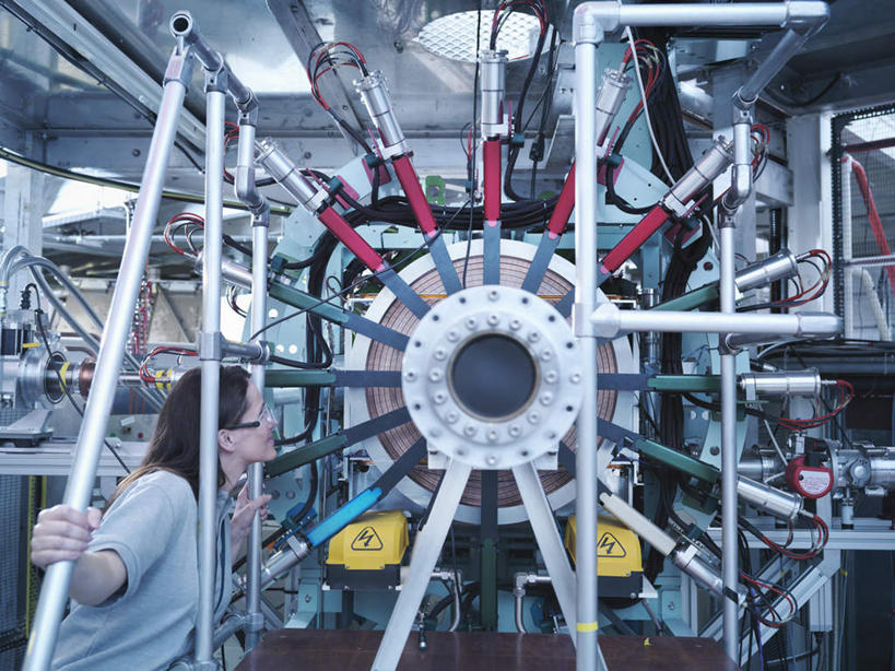 西方人,一个人,科学家,站,横图,室内,白天,侧面,衬衫,安全,仪器,欧洲,欧洲人,仅一个女性,仅一个人,检查,工作,圆形,眼镜,实验室,研究室,防护,注视,设备,扶,观察,看,站着,仅一个中年女性,观看,护目镜,保护,察看,扶着,科研人员,关注,环形,保险,研究者,装置,试验室,实验器材,科学研究者,保全,周全,安稳,安定,安全防护眼镜,粒子加速器,加速器,实验设备,平安,女人,女性,中年女性,白种人,科学工作者,站立,半身,彩图,衬衣,加速,防护眼镜