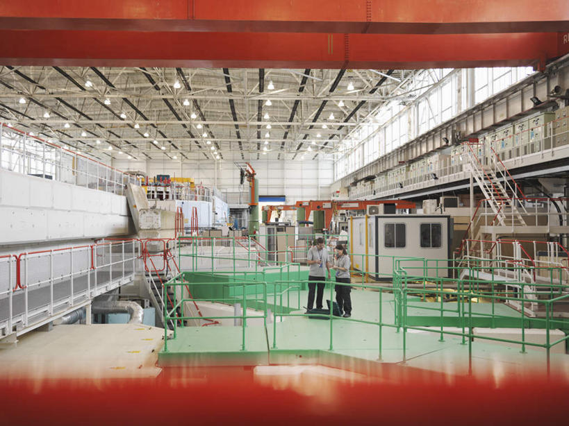 西方人,两个人,伙伴,朋友,工厂,栏杆,站,横图,室内,白天,正面,工作服,制服,友谊,合作,团队,车间,机器,天花板,照明,欧洲,欧洲人,工作,扶手,灯光,仓库,设备,护栏,顶灯,灯,灯具,站着,机械,战略,照亮,照明设备,装置,联合,合谋,工作制服,粒子加速器,加速器,配合,协作,男人,男性,女人,女性,中年男性,中年女性,白种人,站立,彩图,全身,工作套服,制造厂,加速