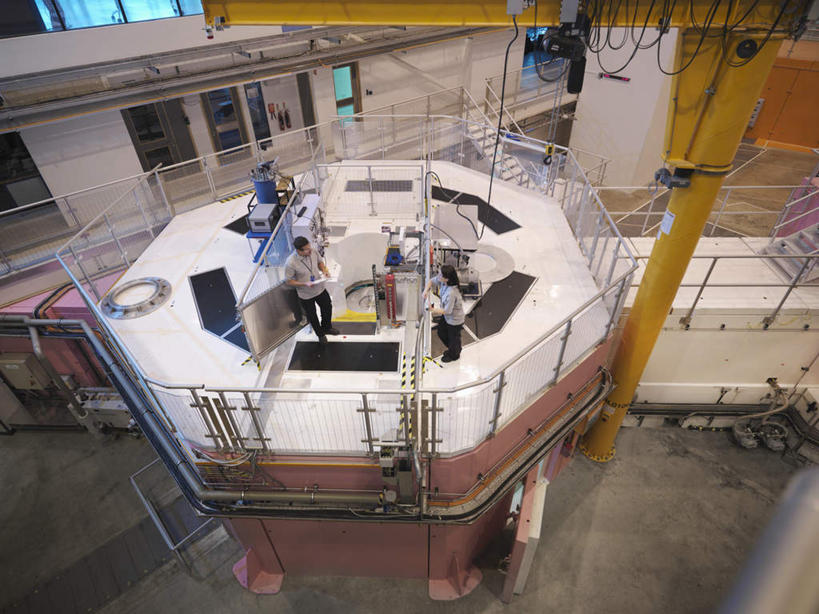 西方人,两个人,伙伴,朋友,科学家,工厂,站,横图,俯视,室内,白天,工作服,制服,友谊,合作,团队,车间,欧洲,欧洲人,工作,仓库,注视,设备,观察,看,站着,战略,能源,观看,核能,察看,科研人员,关注,研究者,装置,科学研究者,联合,合谋,工作制服,粒子加速器,加速器,配合,协作,男人,男性,女人,女性,中年男性,中年女性,白种人,科学工作者,站立,彩图,高角度拍摄,全身,工作套服,制造厂,加速,原子能