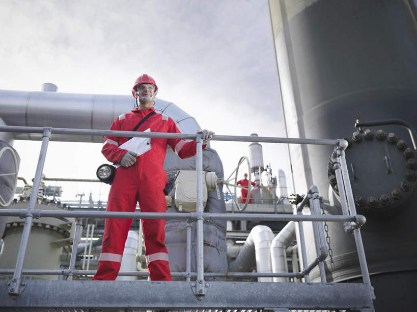 西方人,一个人,工厂,栏杆,站,横图,室外,白天,仰视,工作服,制服,帽子,欧洲,欧洲人,仅一个男性,仅一个人,仅一个中年男性,握,扶手,头盔,乌云,云,阴天,云朵,拿,云彩,拿着,注视,管道,护栏,红色,天空,安全帽,天,观察,看,站着,握着,观看,天然气,察看,昏暗,阴沉,关注,记录板,记事板,有机物,工作制服,甲烷,无色,无味,可燃冰,沼气,男人,男性,中年男性,白种人,站立,彩图,低角度拍摄,全身,工作套服,工地,制造厂