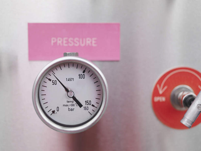 无人,工厂,横图,室内,特写,白天,正面,车间,静物,朦胧,模糊,测量,标志,数字,文字,字符,指针,标识,粉色,红色,压力,阿拉伯数字,旋钮,仪表盘,压力表,彩图,制造厂